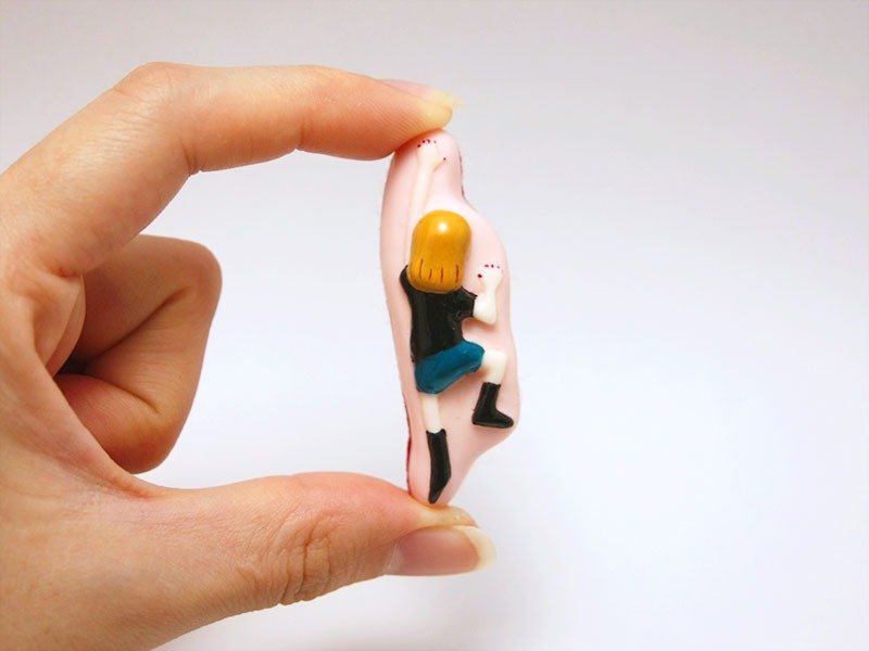 Girls be ambitious! Climbing girl / camel - 胸针 - 塑料 粉红色