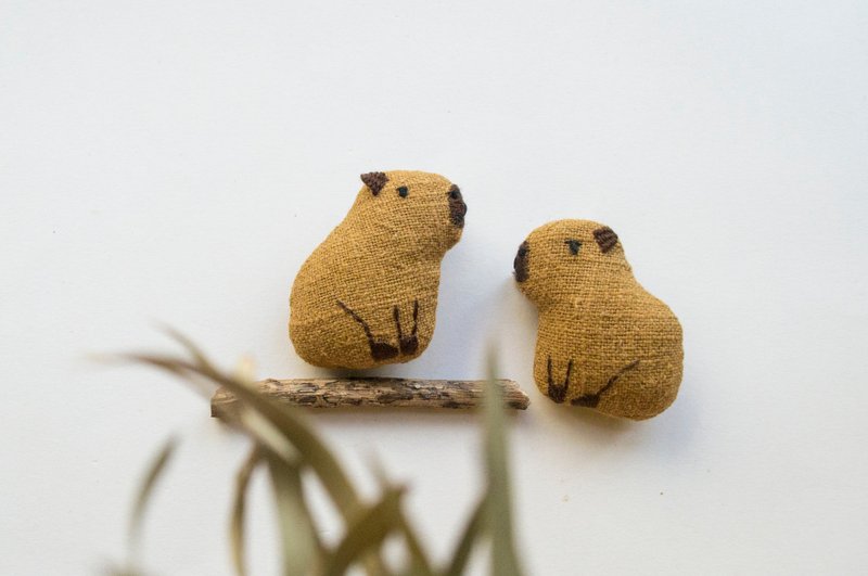 水豚胸针 Capybara 刺绣胸针 - 胸针 - 棉．麻 卡其色