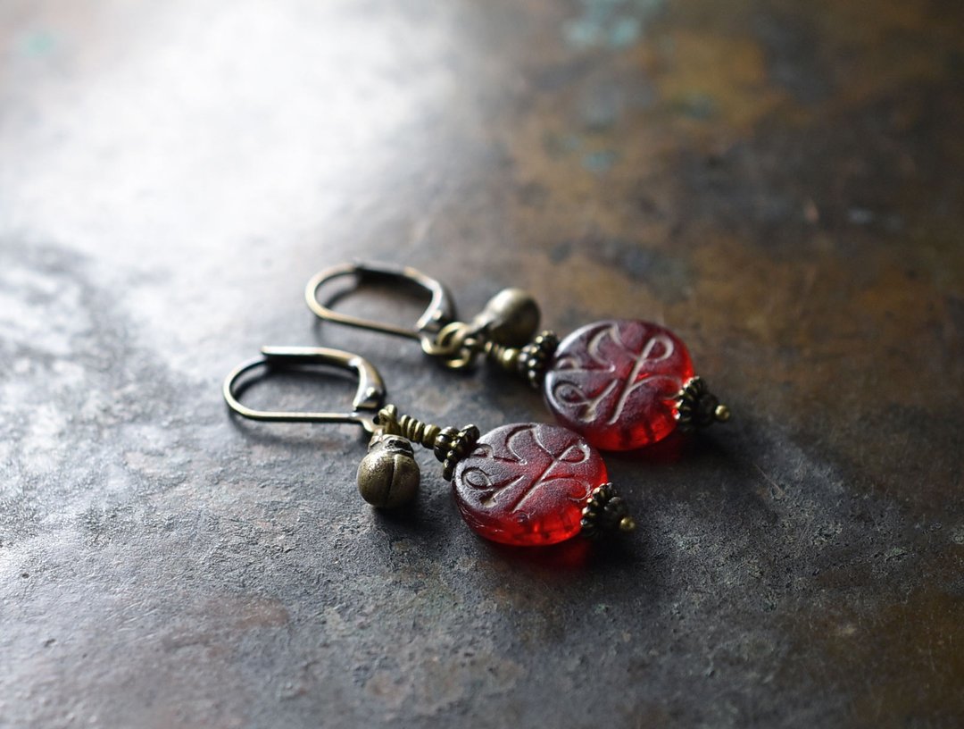Saint Beads and Ethnic Bell Earrings Arabic Letters - 耳环/耳夹 - 玻璃 红色