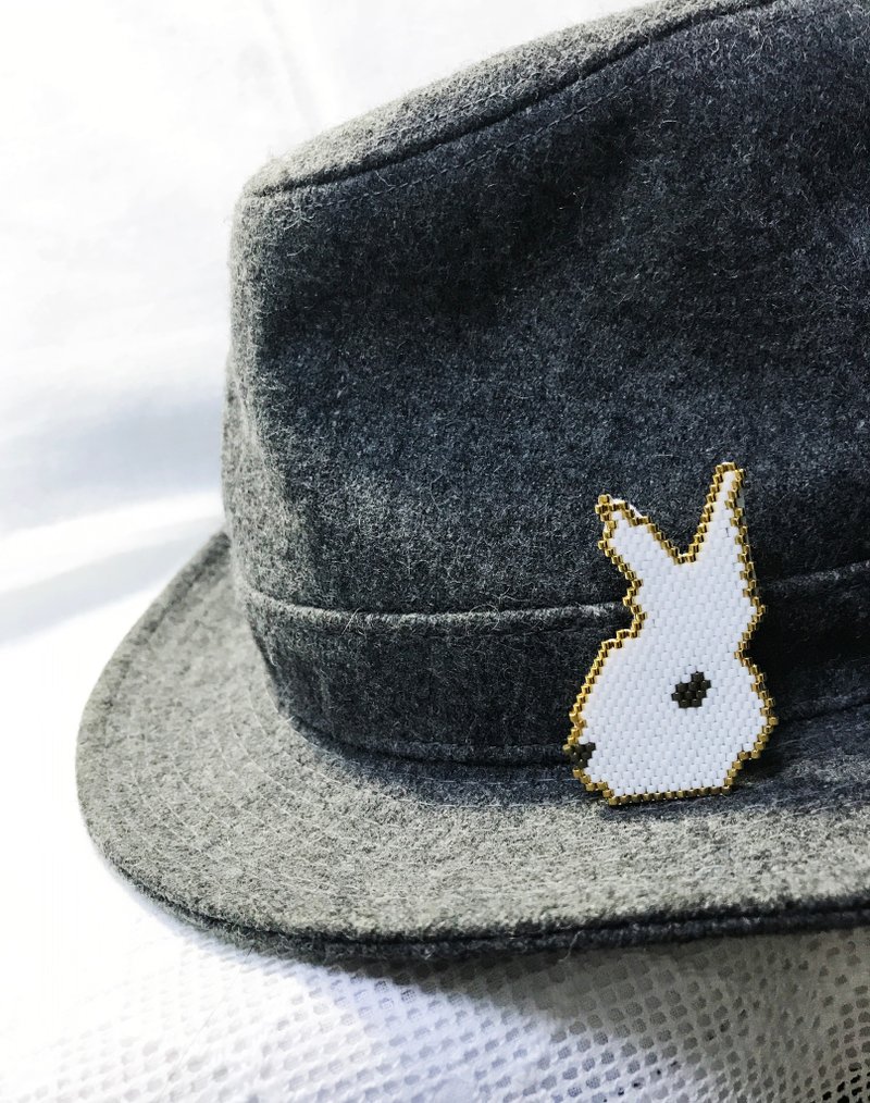 小白兔襟针 Little Rabbit Brooch (BR1702JS) - 胸针 - 其他材质 白色