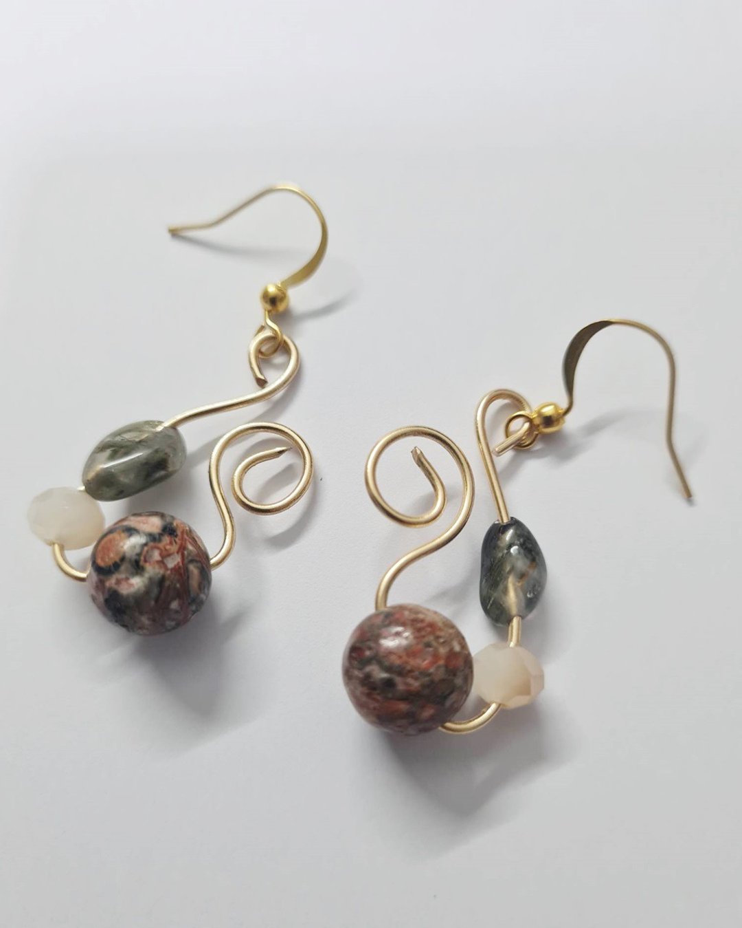 Leopard Skin &amp; Jade Freeform Lucky Stone (Hook) Earrings - 耳环/耳夹 - 石头 金色