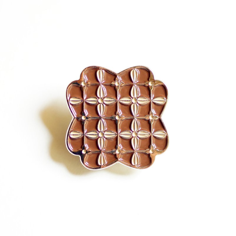 老屋颜 – 台湾典型铁窗花胸章 – 咖啡 - 胸针 - 其他金属 