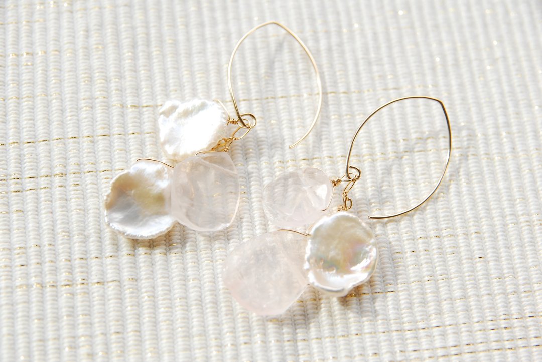 Rough Rock Rose Quartz and Keshipearl Petal Earrings 14kgf - 耳环/耳夹 - 宝石 粉红色