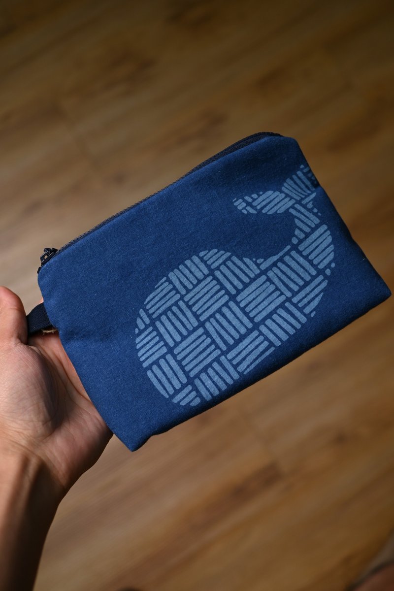 【记忆有限】蓝染化妆包/收纳包-鲸鱼 - 化妆包/杂物包 - 棉．麻 蓝色