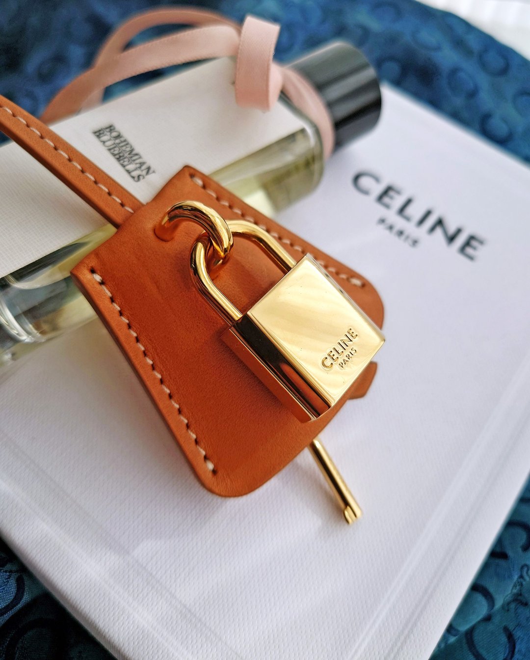 中古美品 真CELINE 蜜糖皮套金属锁头 包包挂饰挂件 锁匙扣钥匙圈 - 钥匙链/钥匙包 - 铝合金 金色
