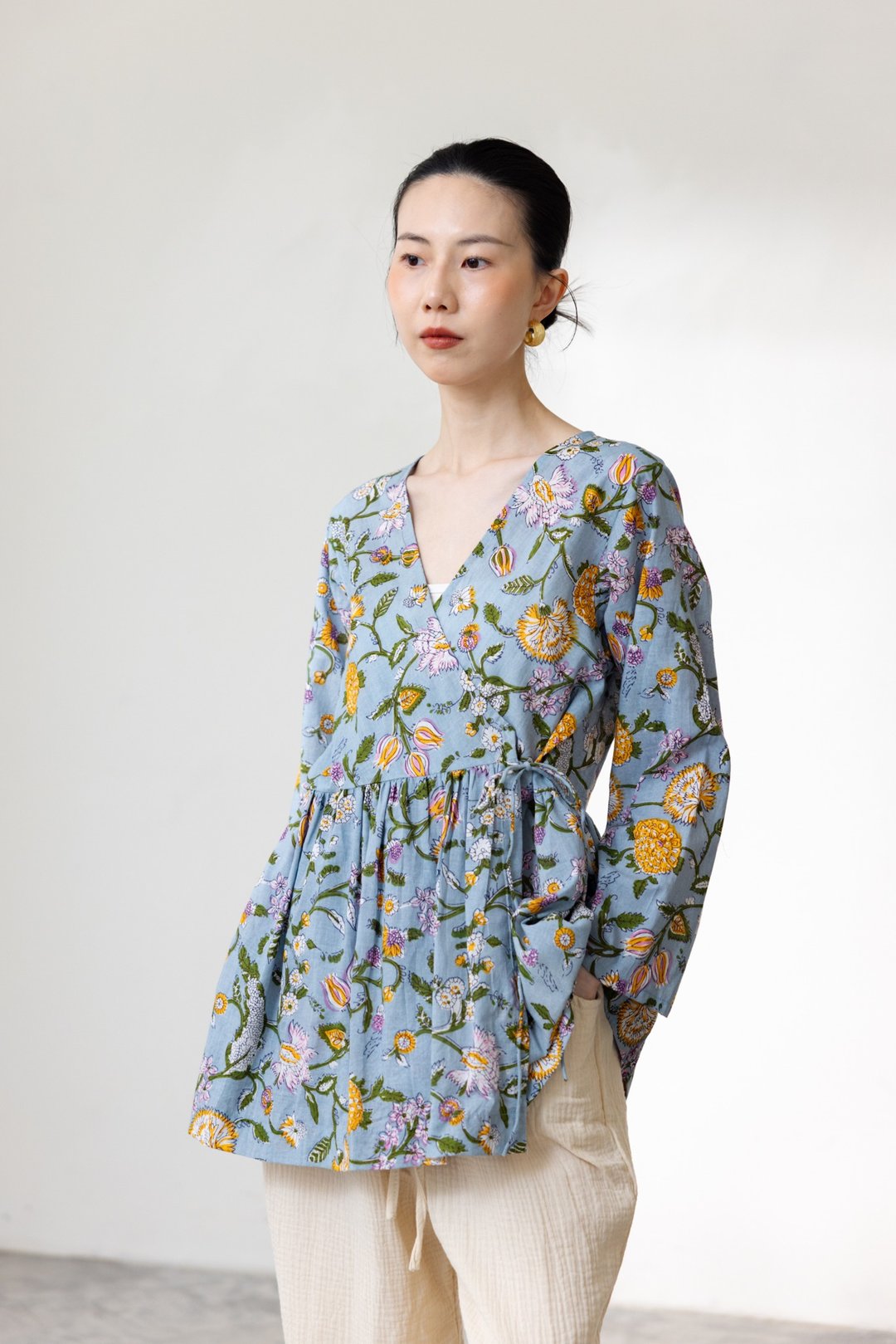 开襟两穿外套_水蓝花纹 - 女装休闲/机能外套 - 棉．麻 蓝色