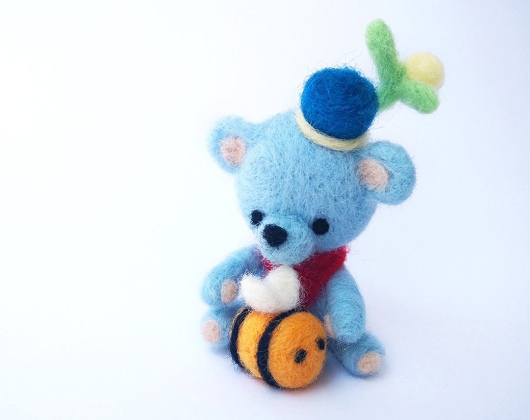 Needle Felted Blue Bear and Bee - 玩偶/公仔 - 羊毛 蓝色