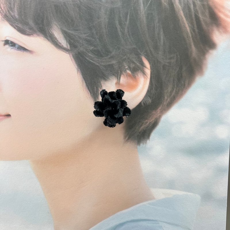 Ember 余烬低调小奔放微光黑花耳环 - 耳环/耳夹 - 其他材质 黑色