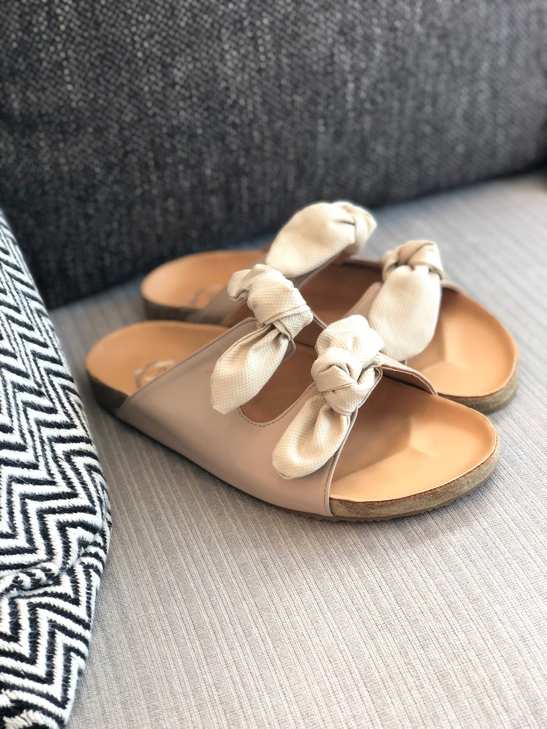 JOLIE SANDAL Rubber Sole Sandal with exchangeable ribbon - 男女凉鞋 - 人造皮革 卡其色