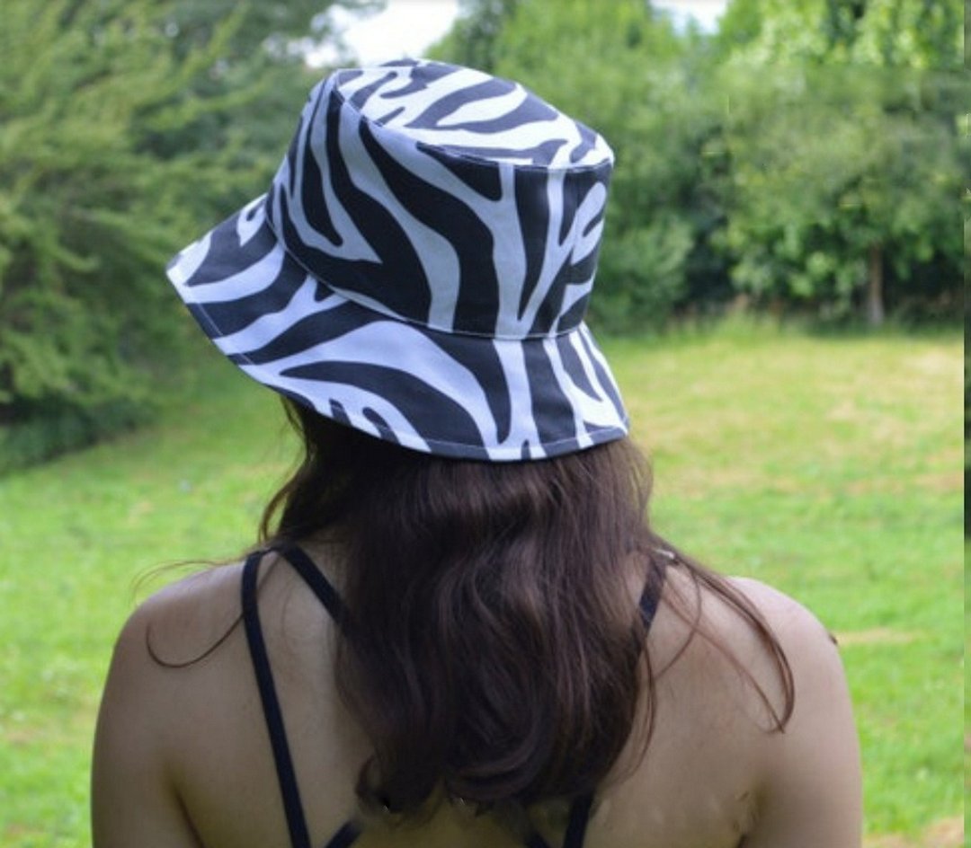 Cotton bucket hat with zebra print. Summer cute sun hat. Hat animalistic print. - 帽子 - 棉 白色