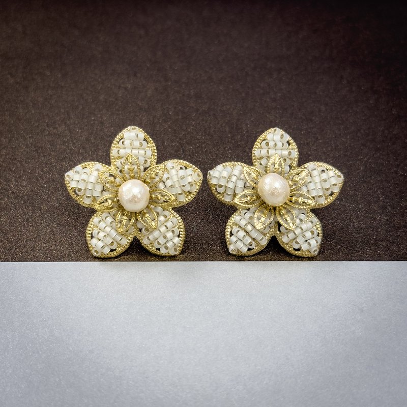 淡金棉花珍珠耳环 - 耳环/耳夹 - 其他金属 金色