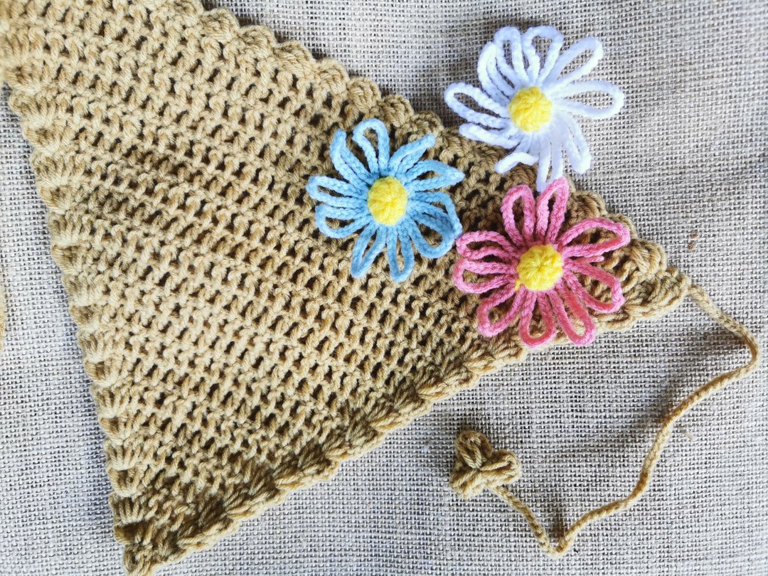 Crochet Triangle Headband with Cuties Daisy Flower - 发饰 - 其他材质 多色