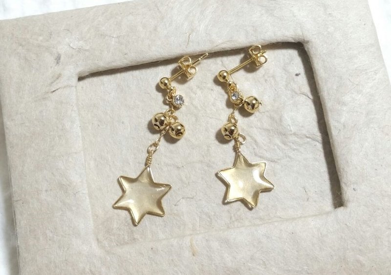 twinkle star pierced earrings or clip-on earrings - 耳环/耳夹 - 树脂 金色