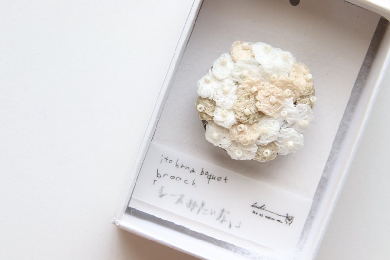 纱线花束胸针 - 胸针 - 绣线 白色