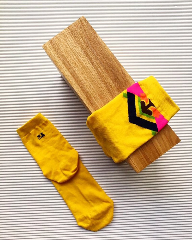 NEW! #TRIANGLEHAWK in asymmetrical woven-cotton socks - 袜子 - 棉．麻 黄色