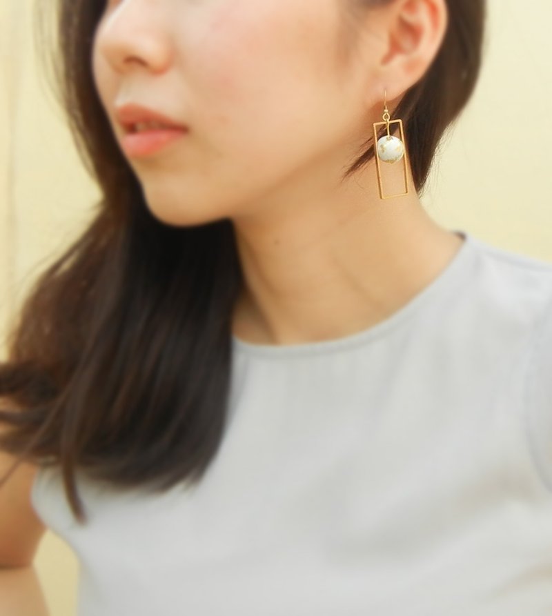 *coucoubird*黄铜金箔球方框耳环/可改夹式 - 耳环/耳夹 - 其他金属 金色