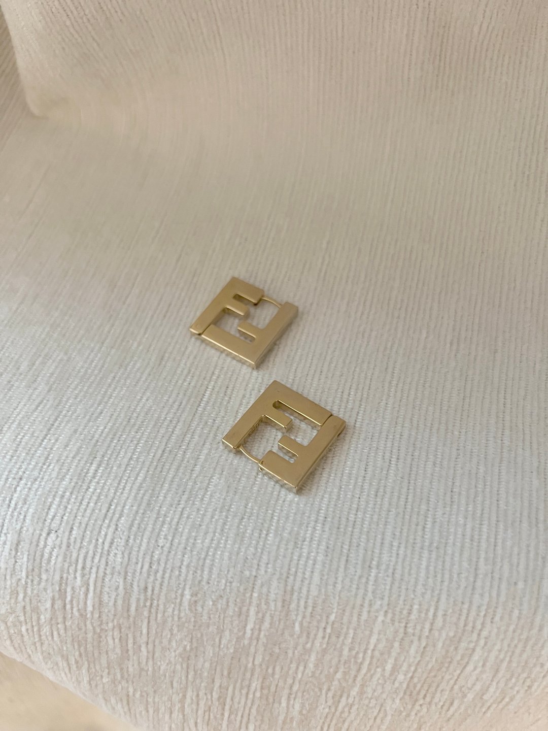 Fendi金色FF logo经典耳环 官网有售 Fendi金色FF 原装包装盒 - 耳环/耳夹 - 其他金属 金色