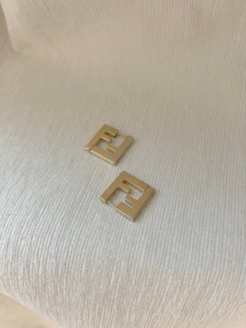 Fendi金色FF logo经典耳环 官网有售 Fendi金色FF 原装包装盒 - 耳环/耳夹 - 其他金属 金色