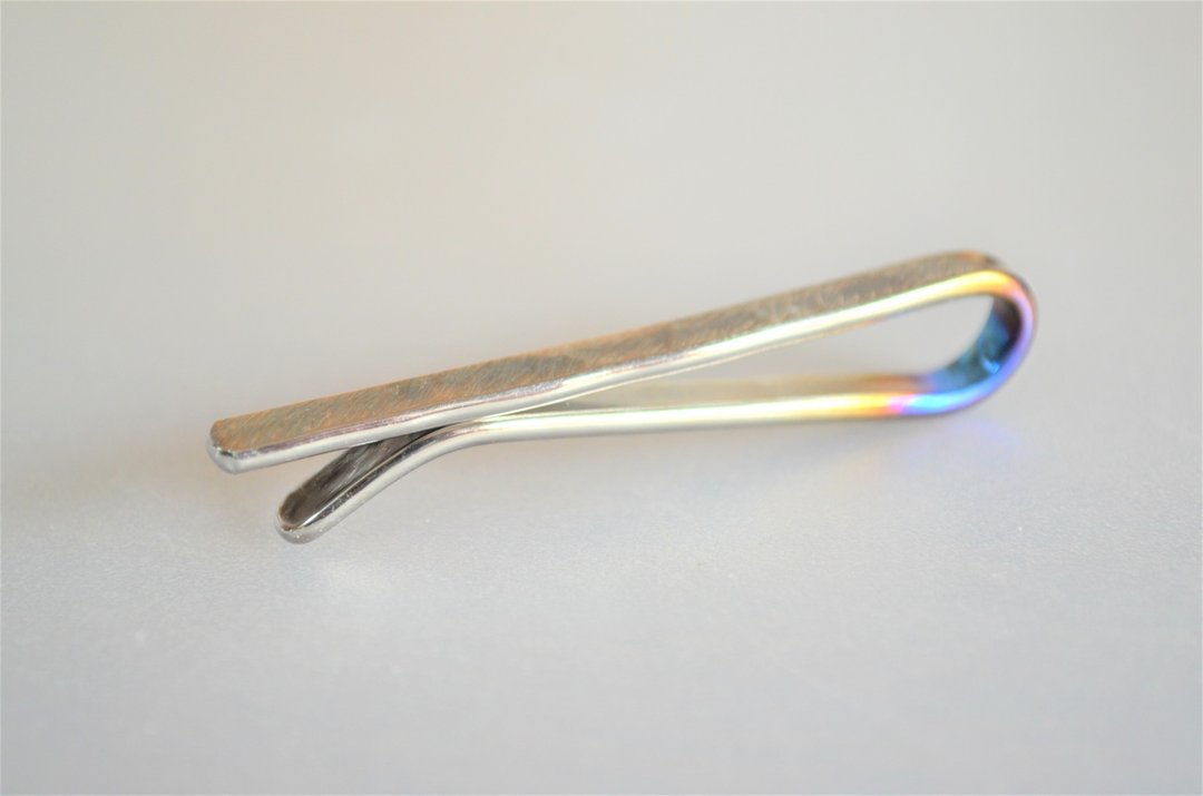titanium tie bar. Forged pure titanium tie pin rough hammered Silver blue - 领带/领带夹 - 其他金属 银色