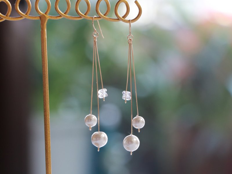 14kgf-pearl and crystal straight pierced earrings (can change to clip-on) - 耳环/耳夹 - 宝石 白色