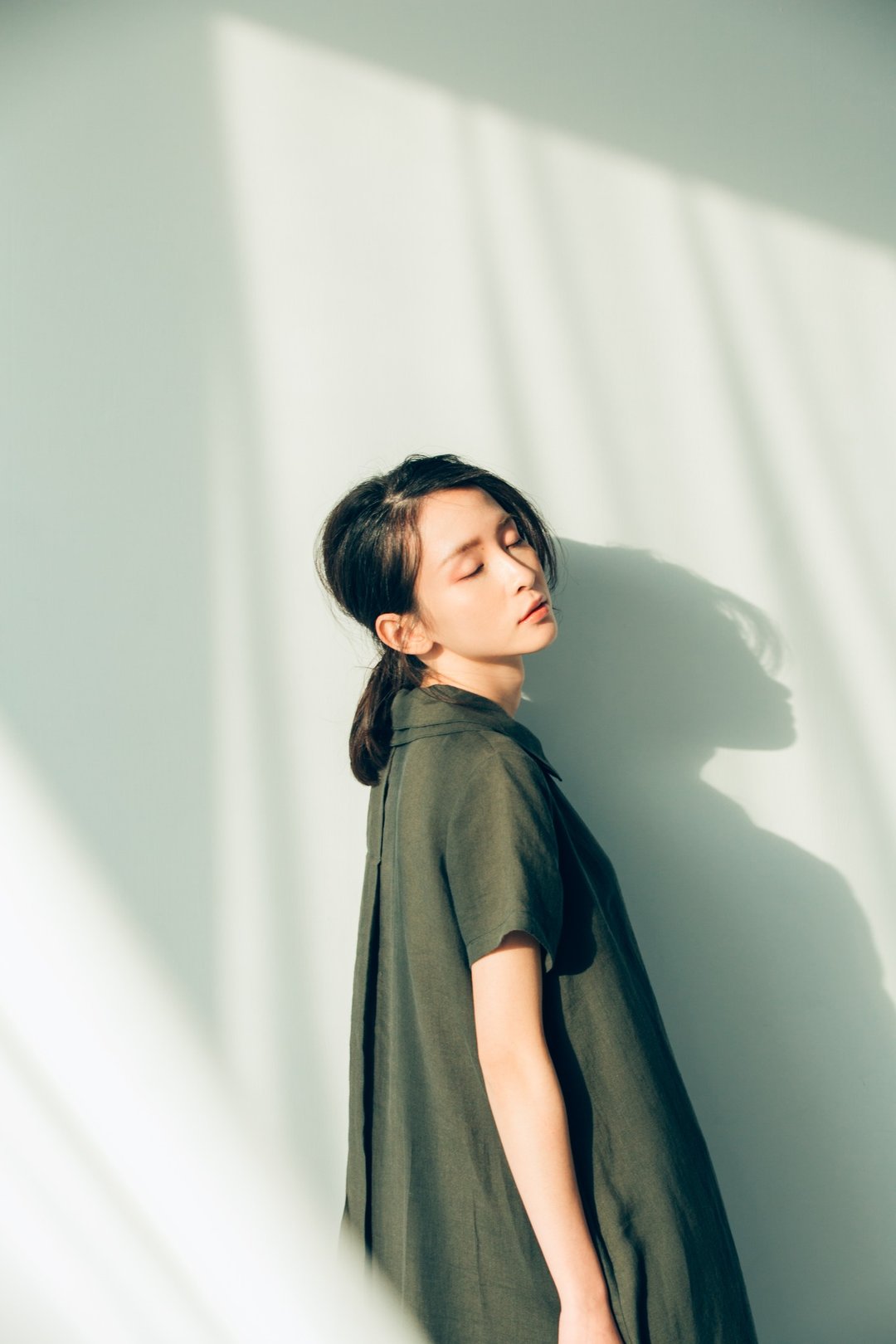 纯苎麻短袖双层领洋装沈辣的绿DARK OLIVE GREEN DRESS - 洋装/连衣裙 - 棉 黑色