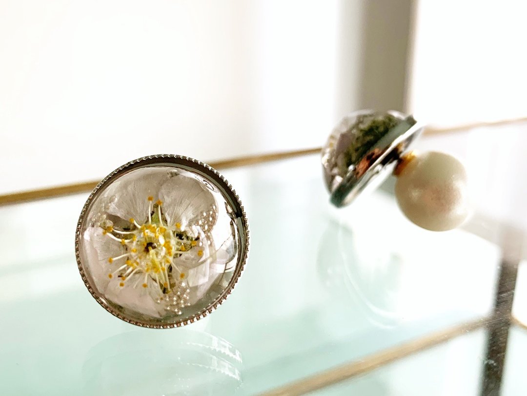 Drop resin stud earrings with real cherry blossoms and lace flowers - 耳环/耳夹 - 树脂 粉红色