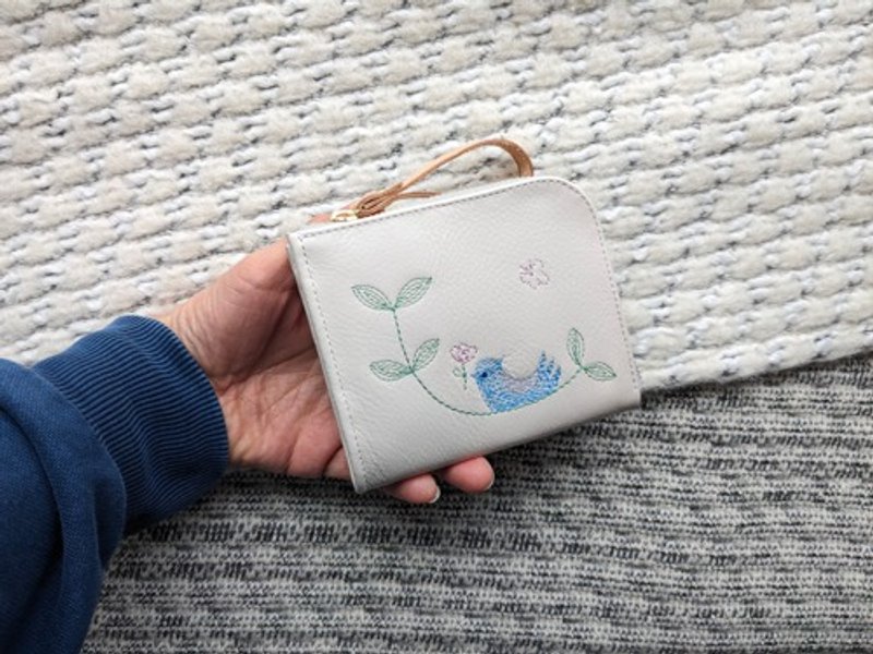 Pinkoi 代购 -  刺绣皮革钱包“Happy Blue 雀”牛皮☆白奶油色☆（双折钱包） - 皮夹/钱包 - 真皮 