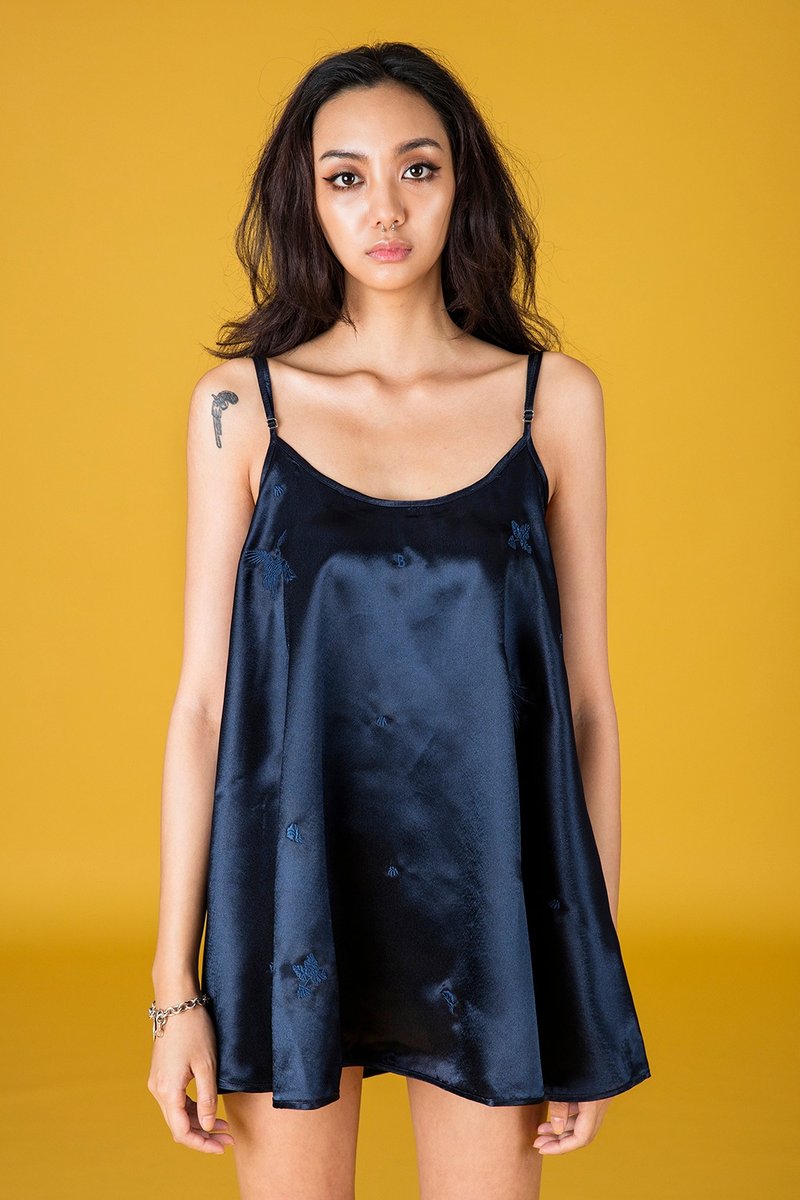 蚕丝刺绣细肩带洋装-深蓝 - 洋装/连衣裙 - 丝．绢 蓝色