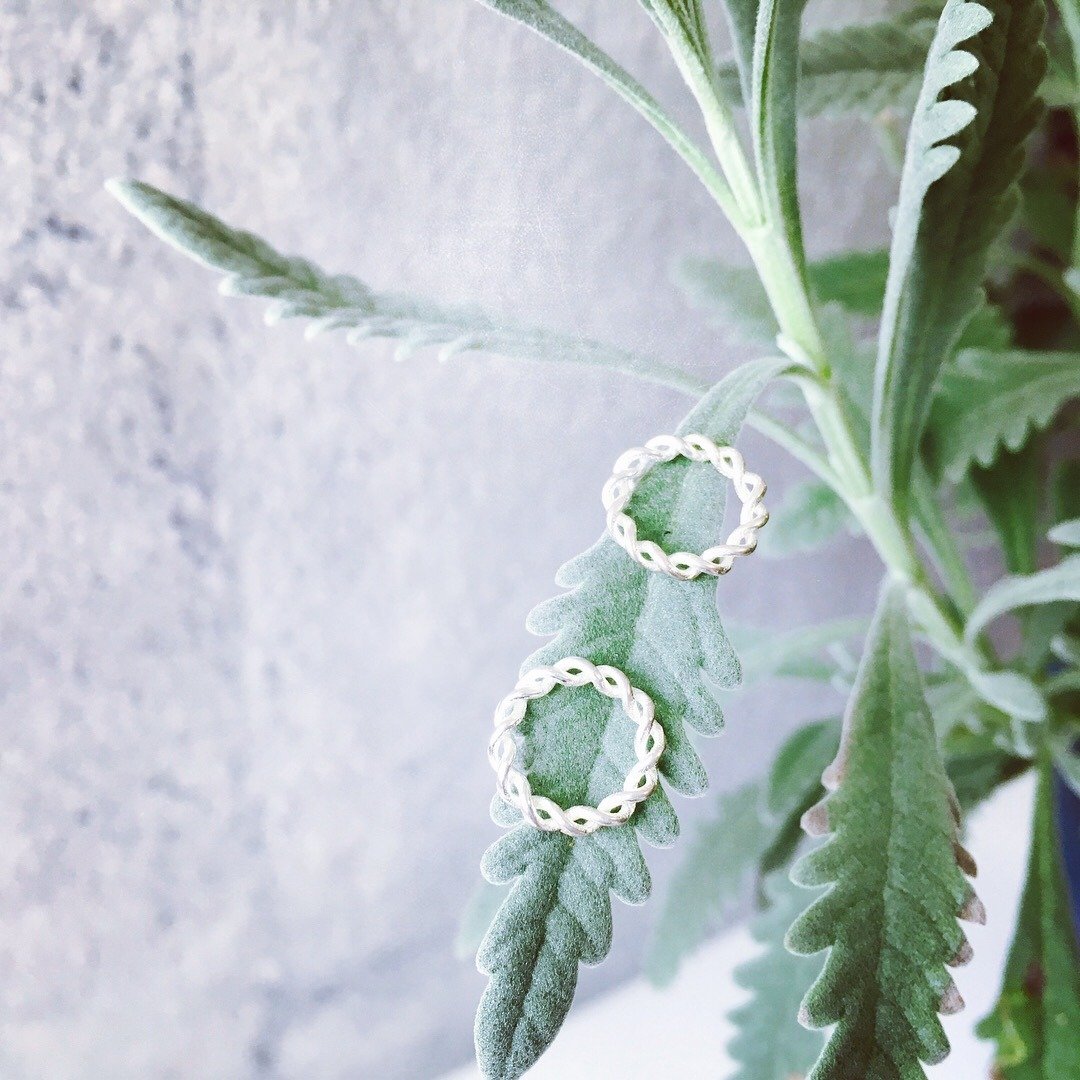925纯银 【 卷卷麻花 大圈耳针 】 - 耳环/耳夹 - 纯银 银色