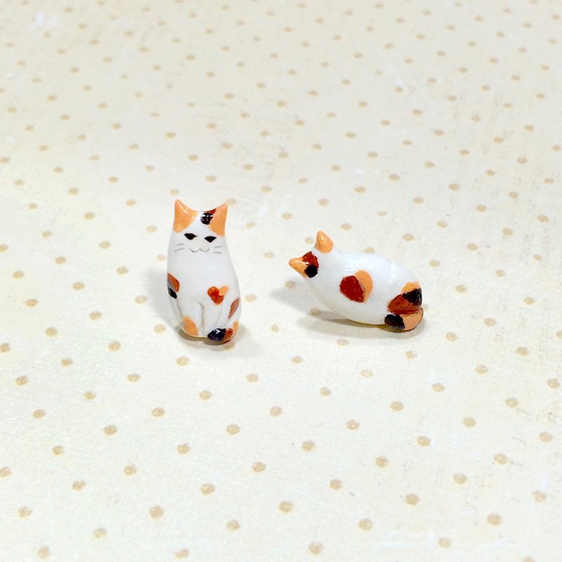 Tiny Calico Cat Earrings, Cat Stud Earrings, cat lover gifts - 耳环/耳夹 - 粘土 多色