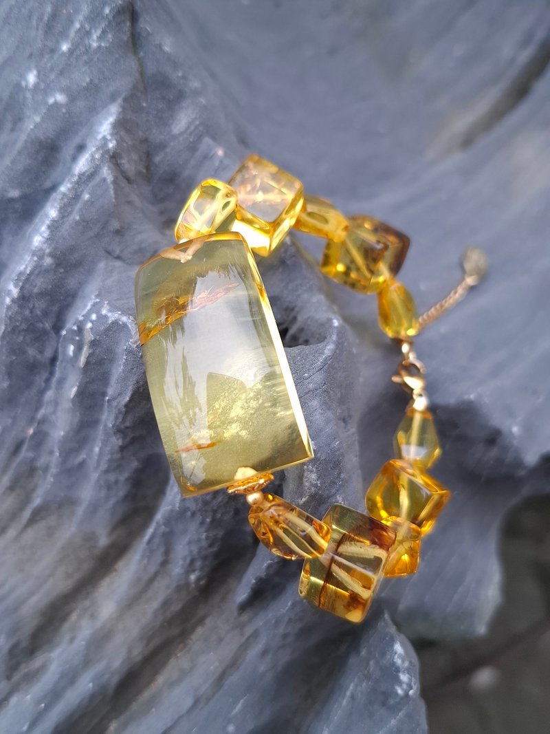 (闪耀晶糖)金花珀 带植物 方糖块设计 今夏最闪耀眼 琥珀轻石手链 - 手链/手环 - 其他材质 黄色