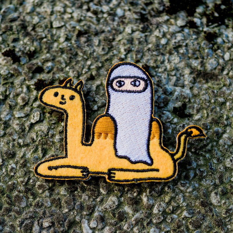 阿拉伯人骑骆驼/ 绣绣胸章 - 胸针 - 绣线 橘色