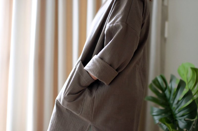 日式V领宽版 皱折肌理纹路厚磅刷毛上衣 柏油灰 - 中性连帽卫衣/T 恤 - 棉．麻 灰色