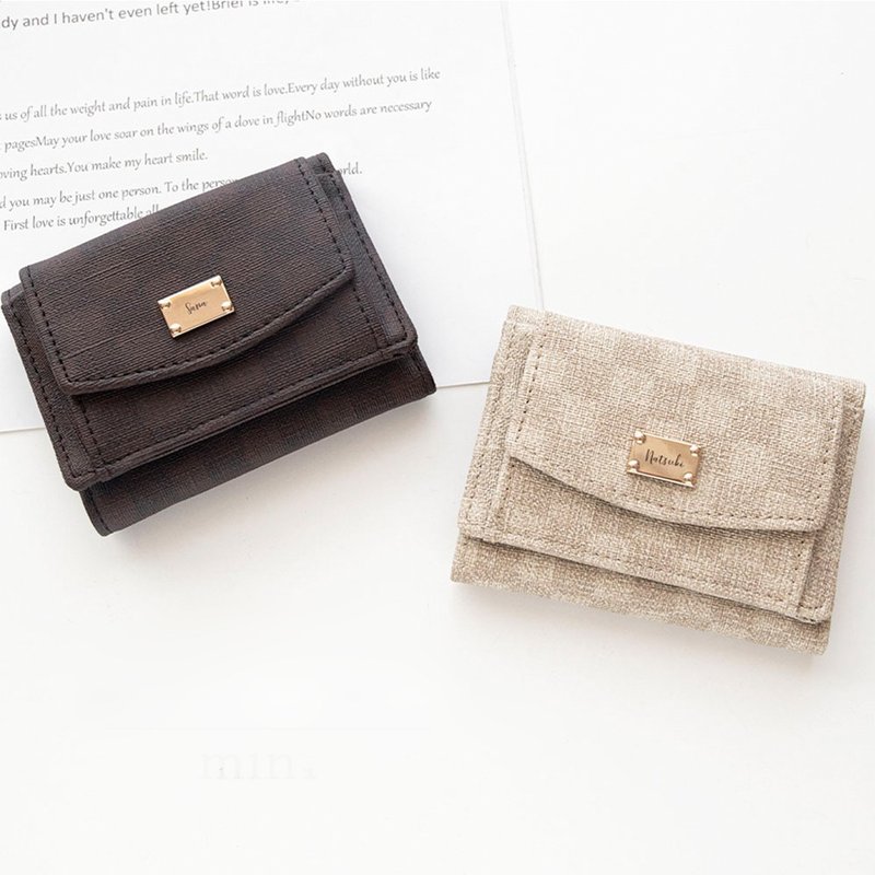 迷你钱包 【 Fioretti 格纹 姓名牌 刻名 】 迷你财布 三折钱包 轻巧 文字刻印 HE69U - 皮夹/钱包 - 真皮 咖啡色