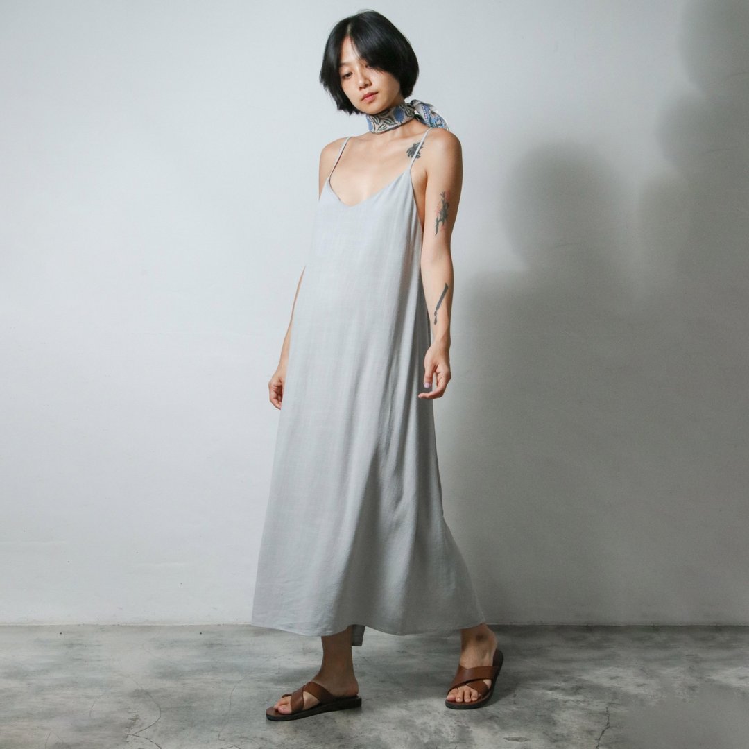 SIXTH SENSE 棉麻低背松紧细肩带洋装 淡蓝 - 洋装/连衣裙 - 棉．麻 灰色
