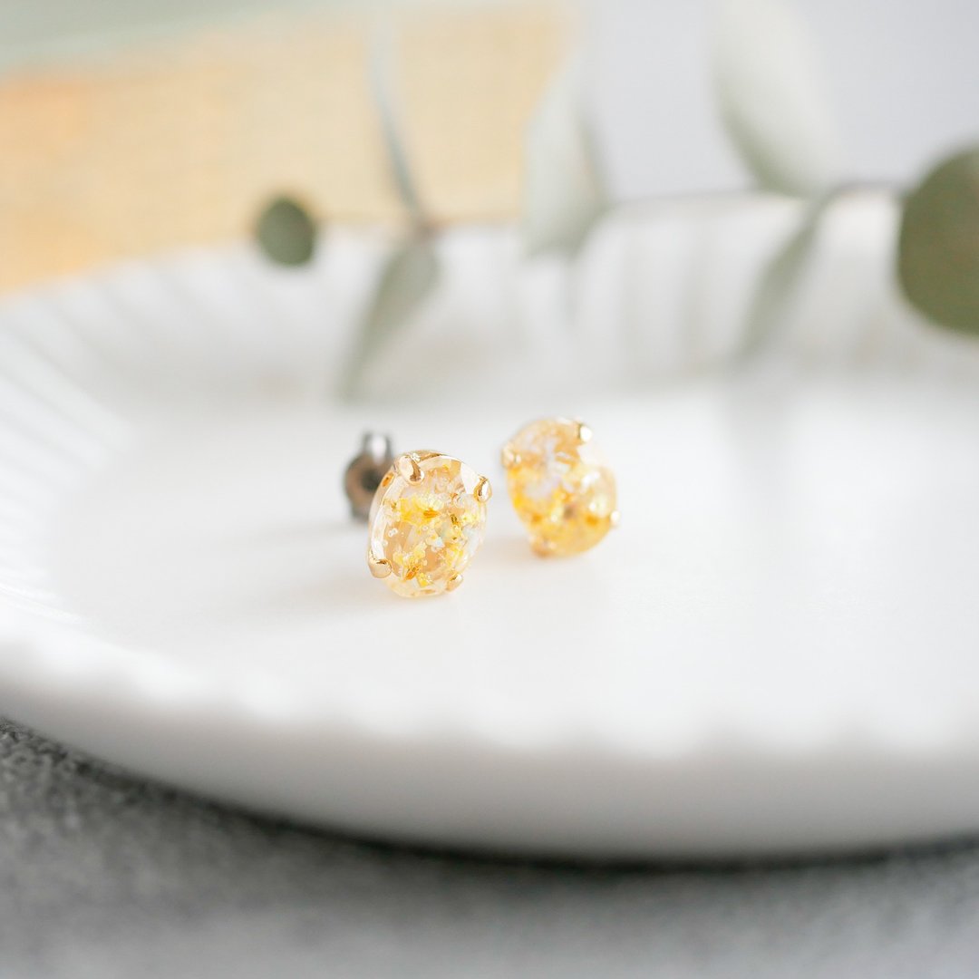 Small size/Oval earrings/Alyssum - 耳环/耳夹 - 树脂 黄色