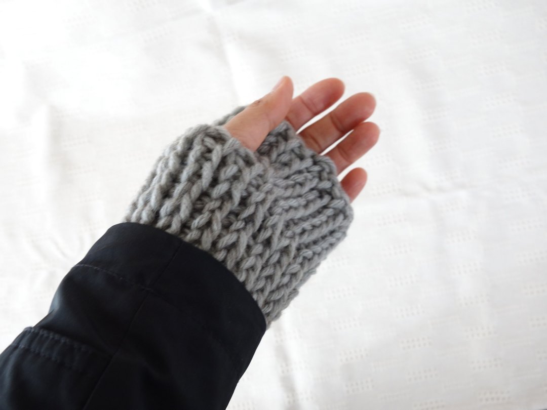 yuoworks / wrist warmers / hand-knitted by tunisian crochet - 女装针织衫/毛衣 - 其他材质 灰色