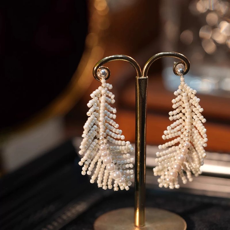 耳环 法式独特米珠羽毛流苏耳饰 - 耳环/耳夹 - 环保材料 白色