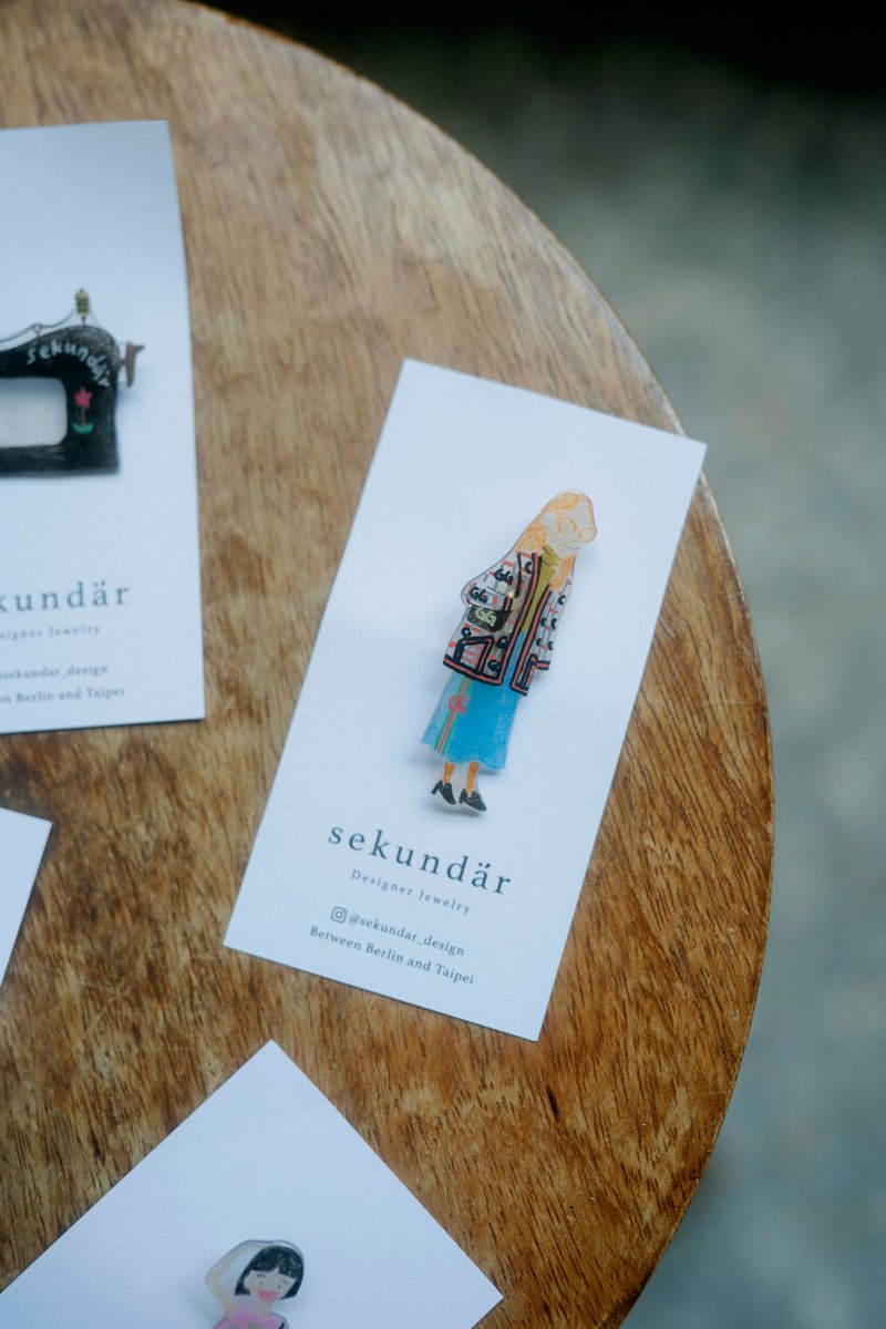 热塑片-手绘小人物别针- Gucci女孩 - 徽章/别针 - 其他材质 