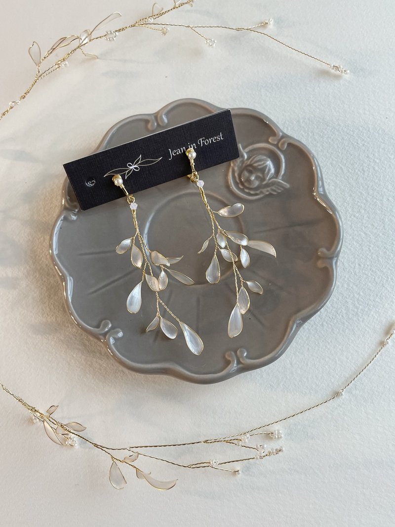 Faith in Love 叶子耳环 - 耳环/耳夹 - 树脂 白色