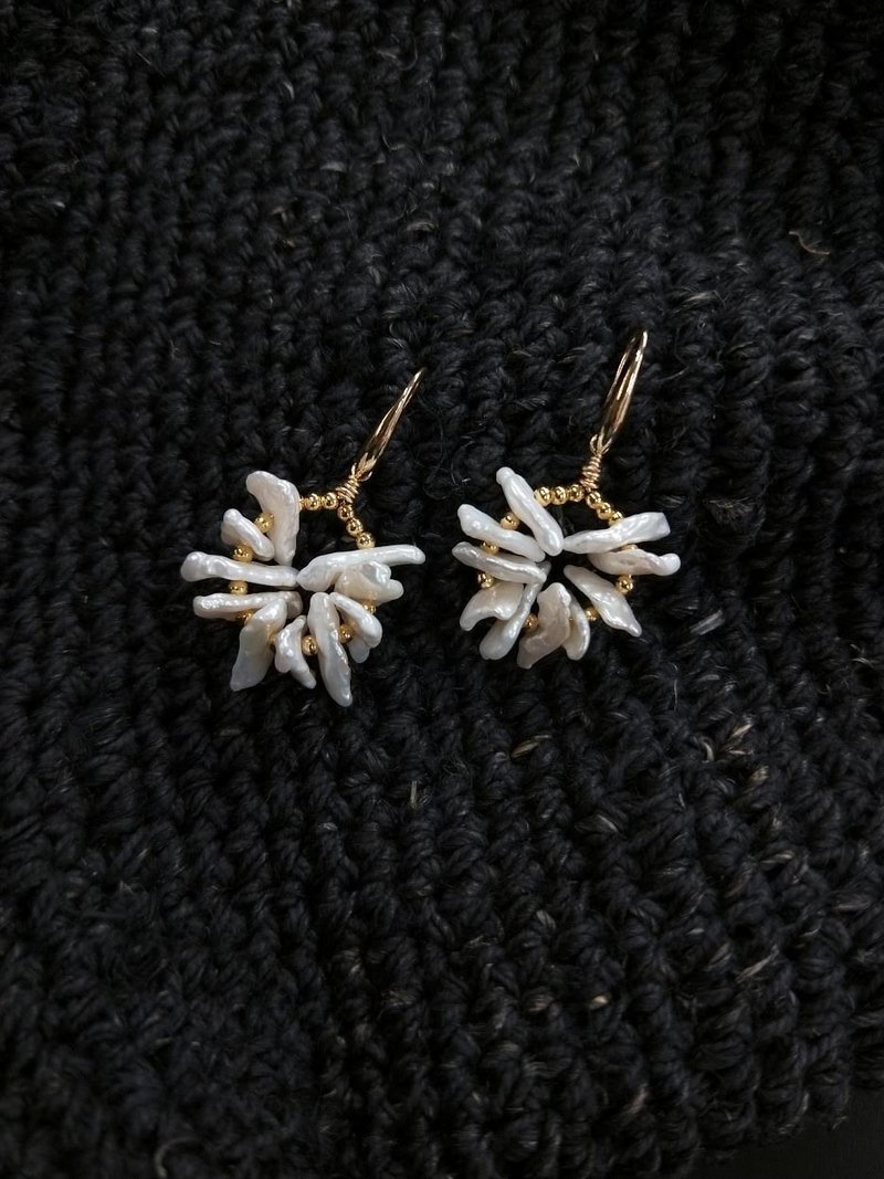 【18K包金 / 轻奢华系列】不规则珍珠雪花耳勾耳环 - 耳环/耳夹 - 珍珠 金色