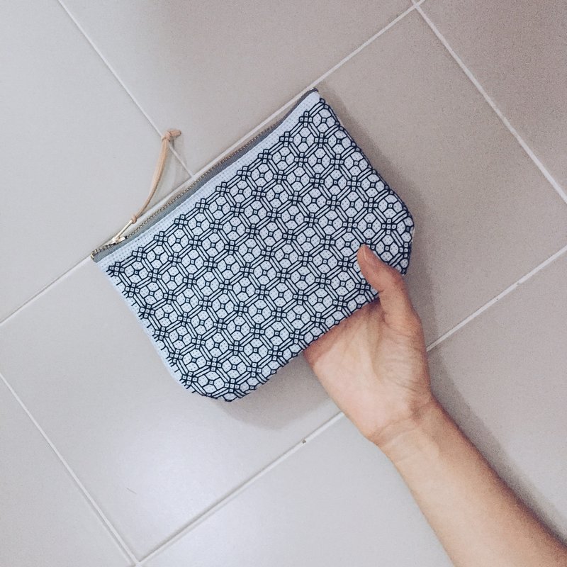 Vintage Window Grill Embroidered Purse - Kel - 其他 - 棉．麻 黑色