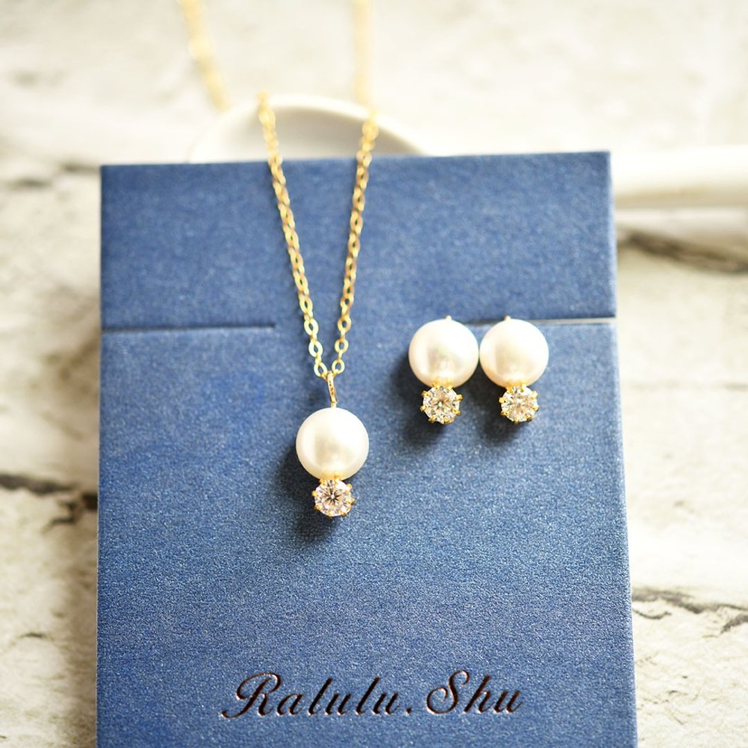 Autumn lucky bag Hoshino light Zirconia and freshwater pearl Stud earrings and necklace set of 2 June birthstone - 耳环/耳夹 - 宝石 白色
