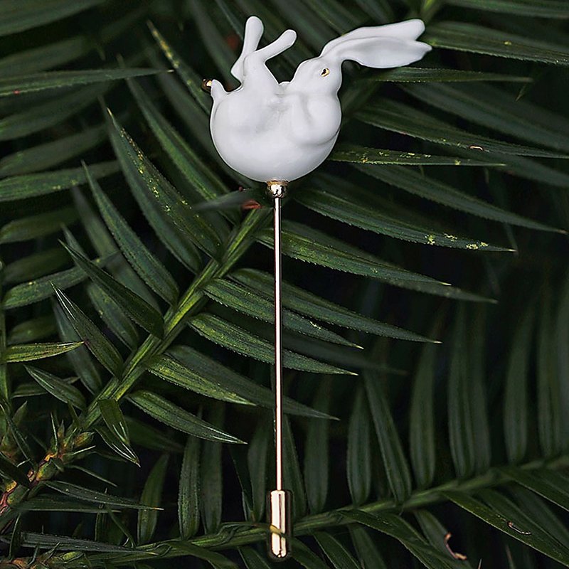 【蜷缩的白兔】温柔静谧兔年长款大衣陶瓷兔子胸针 - 胸针 - 瓷 多色