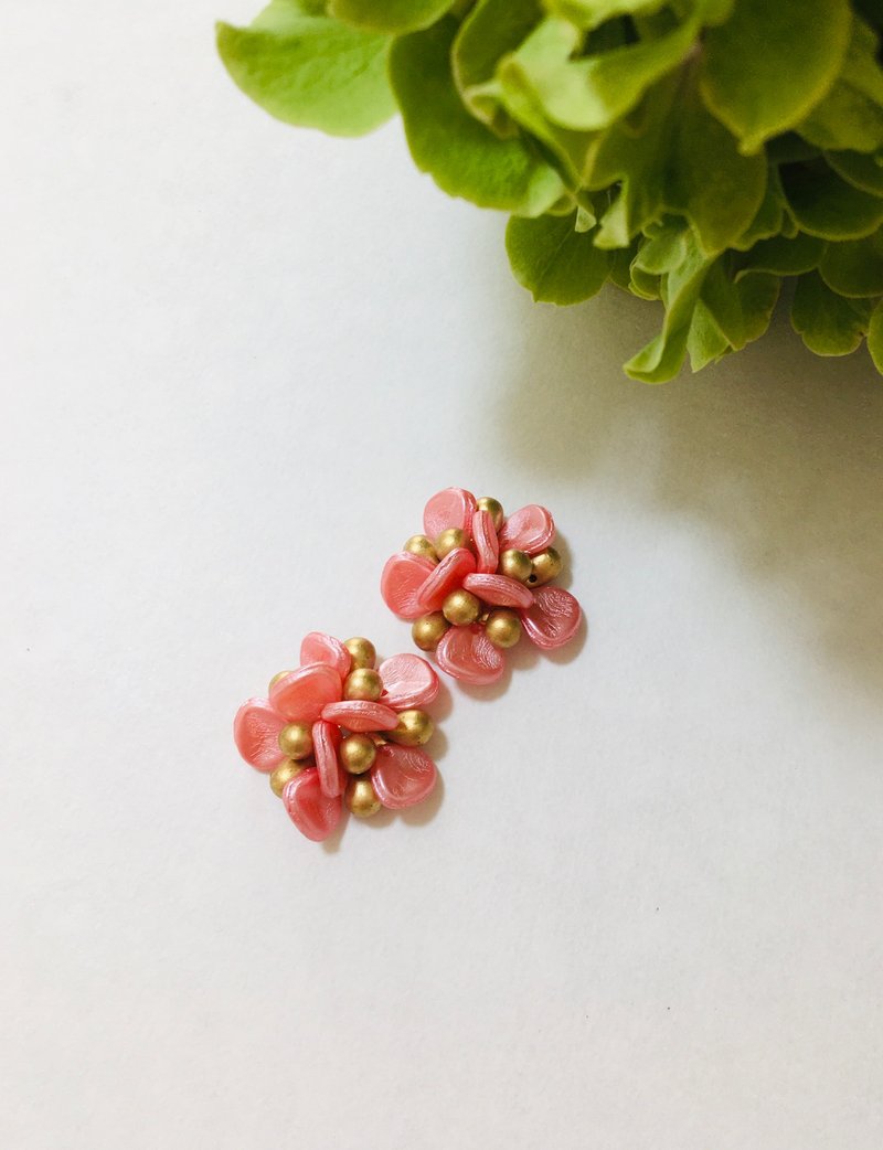 メタリックピンクとゴールドのチェコガラスのお花のピアス - 耳环/耳夹 - 玻璃 粉红色