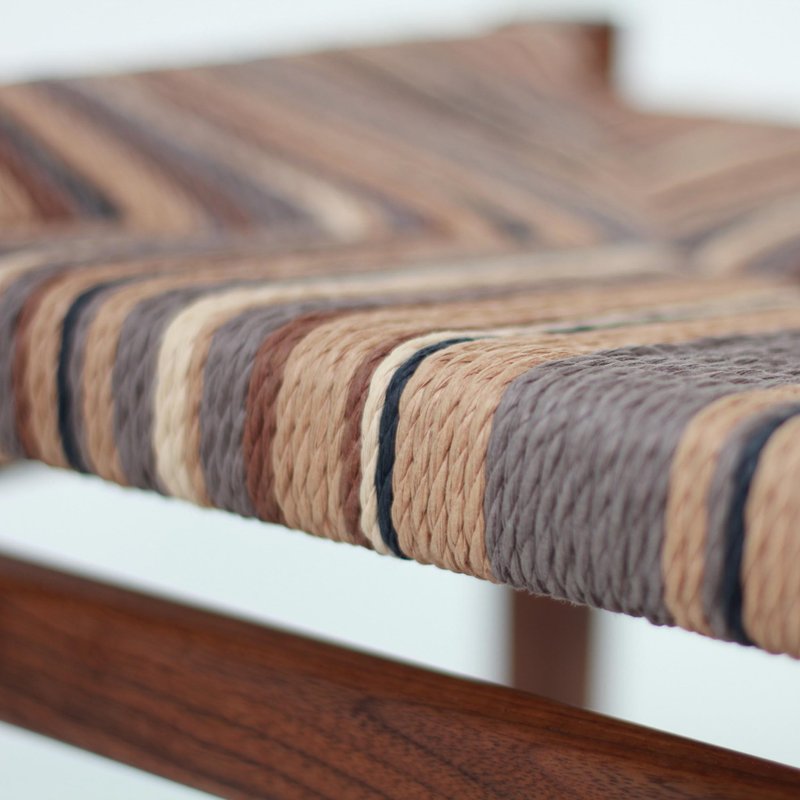 步日常联名款/梵谷绳编凳/胡桃木/不对称配色编织/时尚灰迷彩 - 椅子/沙发 - 木头 