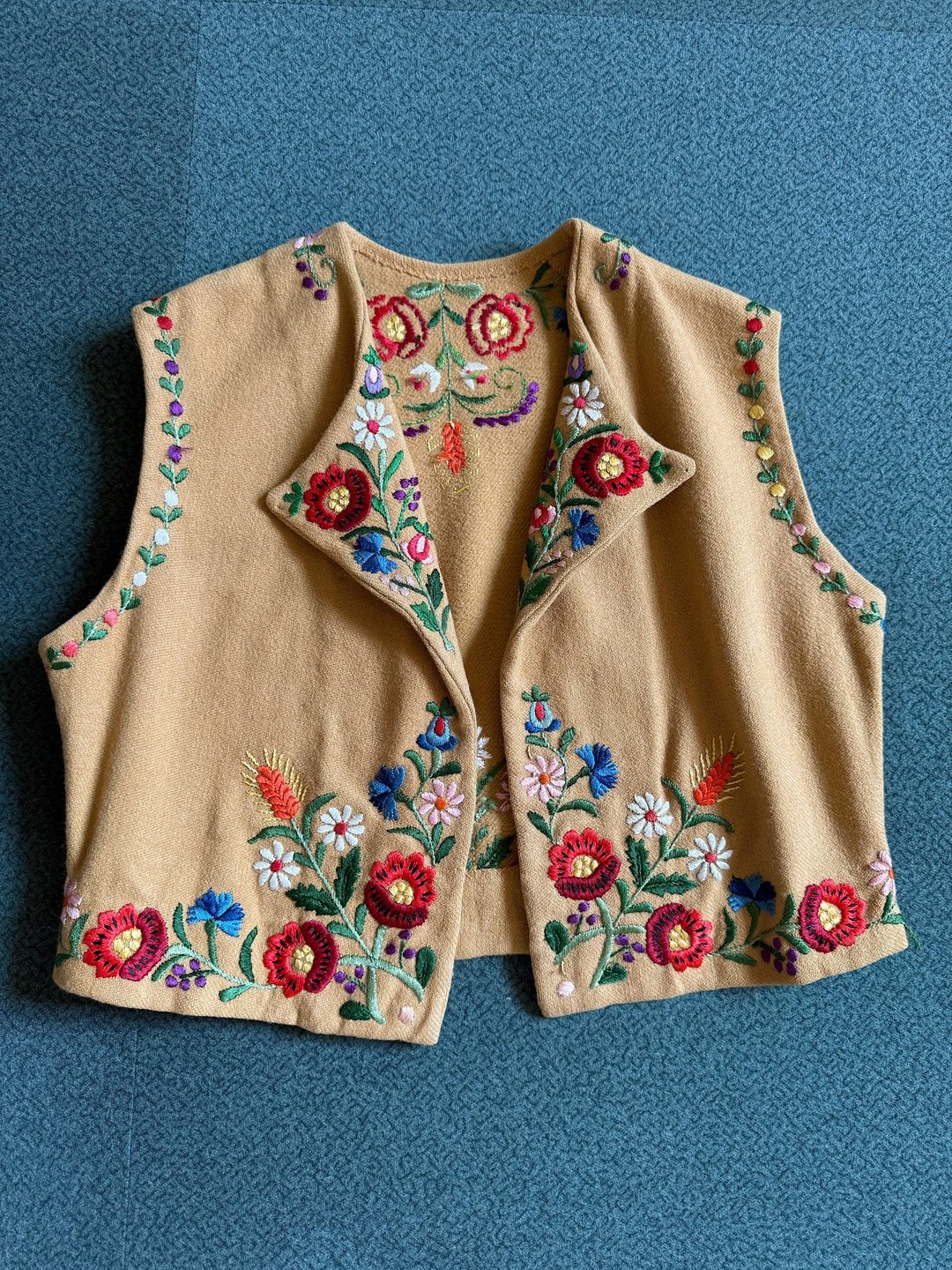 肉鼓鼓的手工刺绣  羊毛材质异域马夹 hand knit - 洋装/连衣裙 - 棉 