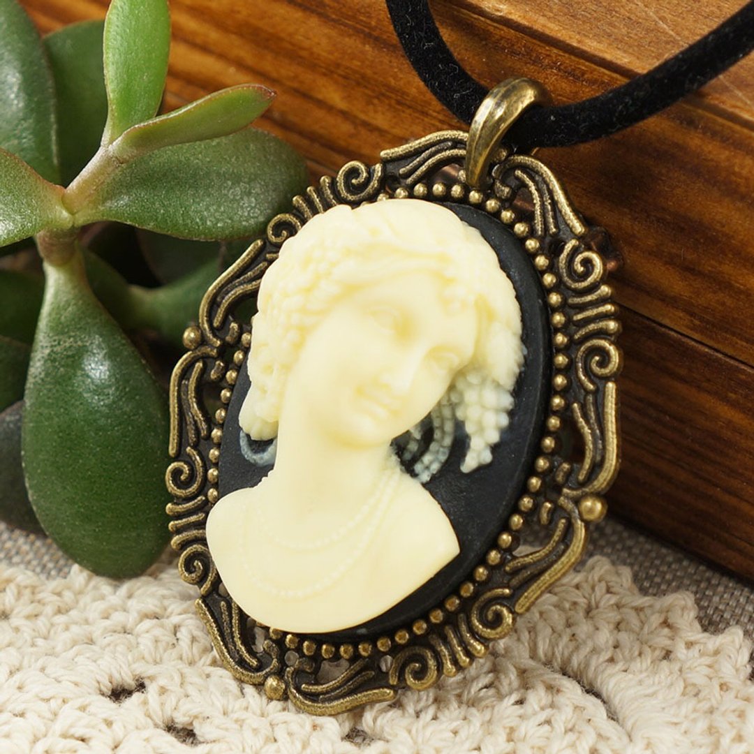 Ivory Lady Cameo Choker Necklace Girl Cameo Black Velvet Choker Necklace Jewelry - 颈链 - 其他材质 白色
