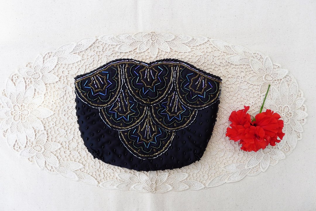 60s Petal Shaped Black Shinny silk Beaded clutch, scallop Evening bag, Art deco - 手拿包 - 丝．绢 黑色