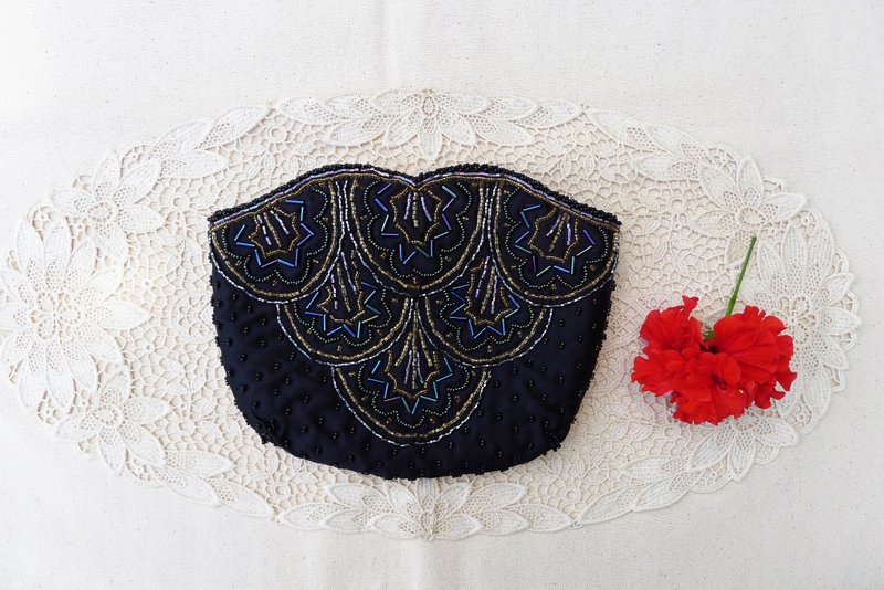 60s Petal Shaped Black Shinny silk Beaded clutch, scallop Evening bag, Art deco - 手拿包 - 丝．绢 黑色